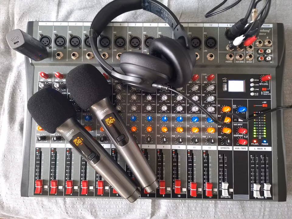 12-Kanal DJ-Mischpult mit Kopfhörer und Mikrofon