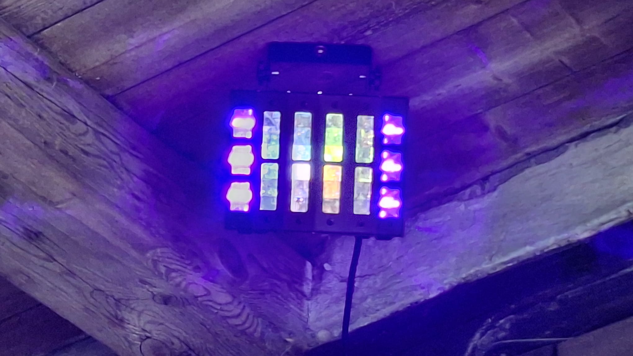 Lichtanlage mit LED-Strahlen und Stroboskop